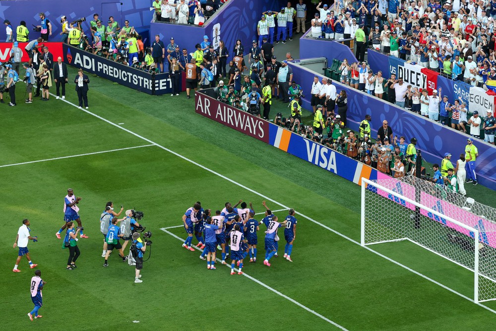 Mbappe lạnh lùng trước hành động khiêu khích của thủ môn Paraguay - Ảnh 3.