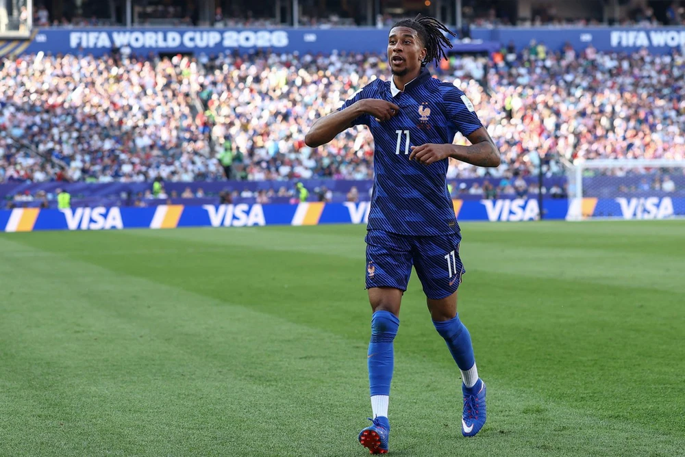 Lý do Olise chọn đá cho ĐT Pháp: Dễ vô địch World Cup hơn so với ĐT Anh - Ảnh 1. Lý do Olise chọn đá cho ĐT Pháp: Dễ vô địch World Cup hơn so với ĐT Anh - Ảnh 1.