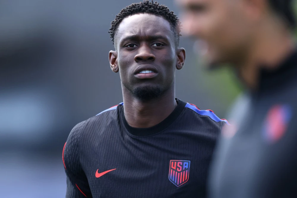 HLV Bỉ mỉa mai việc Balogun thoán án treo giò: "Tôi không biết ở FIFA, ngày 5/7 lại là ngày nói dối đấy" - Ảnh 2.