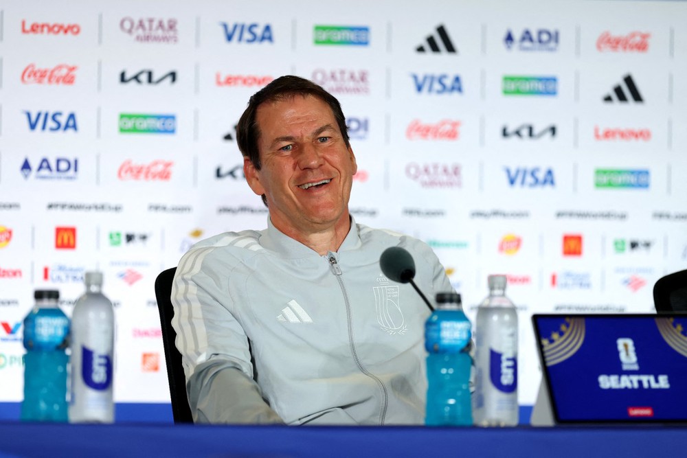 HLV Bỉ mỉa mai việc Balogun thoán án treo giò: "Tôi không biết ở FIFA, ngày 5/7 lại là ngày nói dối đấy" - Ảnh 1.
