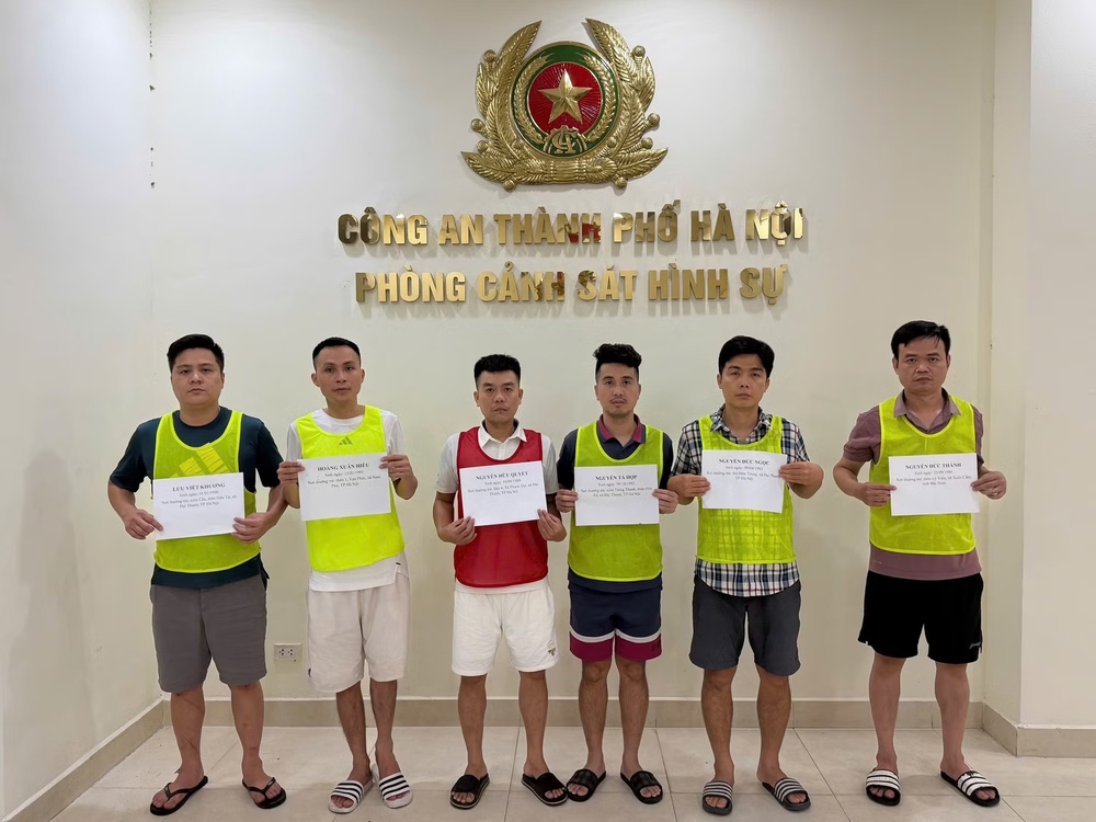 World Cup 2026: Công An Hà Nội triệt phá đường dây cá độ bóng đá với giao dịch hàng tỷ đồng - Ảnh 1. World Cup 2026: Công An Hà Nội triệt phá đường dây cá độ bóng đá với giao dịch hàng tỷ đồng - Ảnh 1.