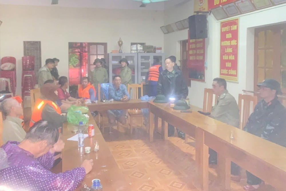 CẬP NHẬT BÃO SỐ 1: Cứu hộ thành công 11 thuyền viên gặp nạn tại Cảng Vạn Ninh - Ảnh 1. CẬP NHẬT BÃO SỐ 1: Cứu hộ thành công 11 thuyền viên gặp nạn tại Cảng Vạn Ninh - Ảnh 1.