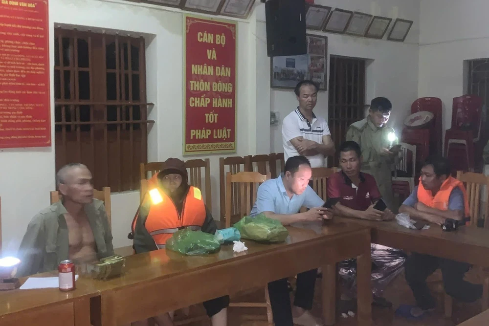 CẬP NHẬT BÃO SỐ 1: Cứu hộ thành công 11 thuyền viên gặp nạn tại Cảng Vạn Ninh - Ảnh 2. CẬP NHẬT BÃO SỐ 1: Cứu hộ thành công 11 thuyền viên gặp nạn tại Cảng Vạn Ninh - Ảnh 2.