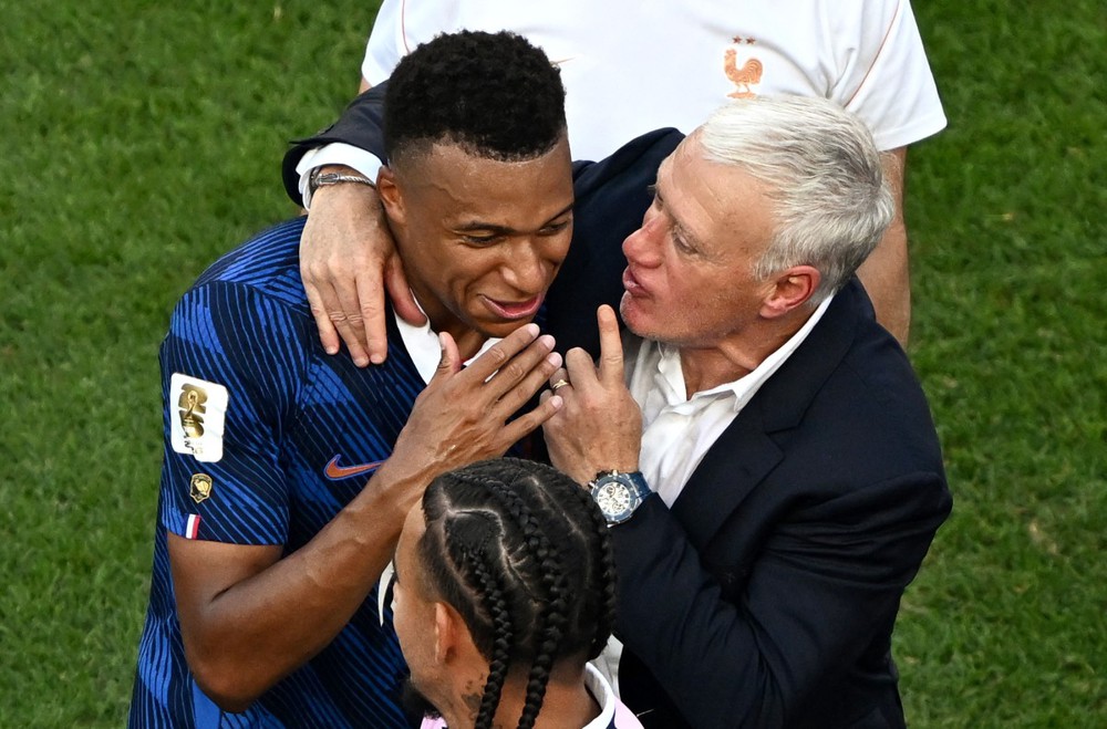 Deschamps tiết lộ mẹo đặc biệt để bảo vệ Mbappe: 'Tôi lo cậu ấy bị họ triệt hạ' - Ảnh 1. Deschamps tiết lộ mẹo đặc biệt để bảo vệ Mbappe: 'Tôi lo cậu ấy bị họ triệt hạ' - Ảnh 1.