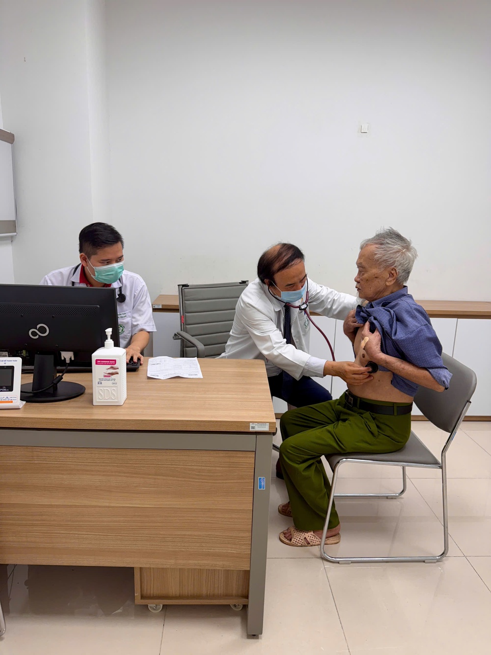 Bạch Mai cơ sở Ninh Bình hoàn thành tầm soát sức khỏe cho 5000 người có công - Ảnh 2. Bạch Mai cơ sở Ninh Bình hoàn thành tầm soát sức khỏe cho 5000 người có công - Ảnh 2.