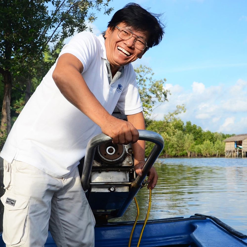 Nhà thơ Lê Luynh và "vẻ đẹp của thơ bóng đá" - Ảnh 1. Nhà thơ Lê Luynh và "vẻ đẹp của thơ bóng đá" - Ảnh 1.