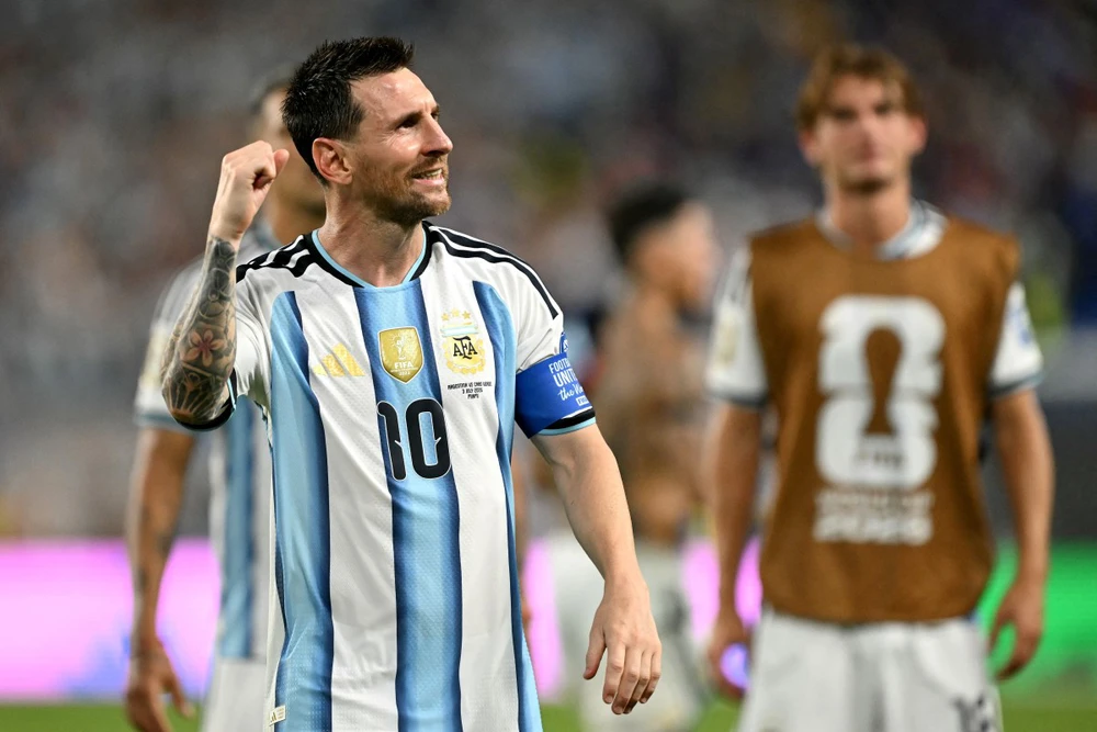 Tin nóng thể thao tối 5/7: Hành động đẹp của Messi tại World Cup 2026, Vozinha lập thống kê hơn Ronaldo đá cả giải - Ảnh 1.