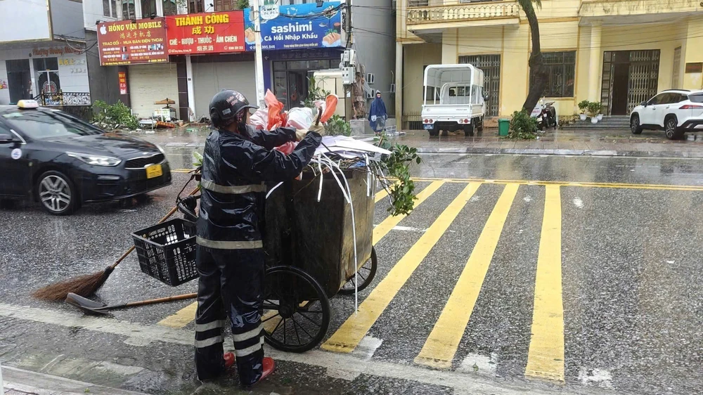 CẬP NHẬT: Bão số 1 suy yếu thành áp thấp nhiệt đới, sau thành vùng áp thấp - Ảnh 1. CẬP NHẬT: Bão số 1 suy yếu thành áp thấp nhiệt đới, sau thành vùng áp thấp - Ảnh 1.