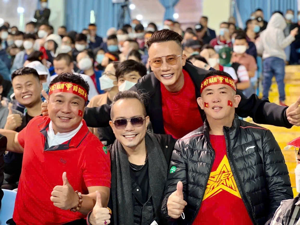 Tài tử Lý Hùng: "Thích xem bóng đá một mình và tranh luận trực tuyến" - Ảnh 4. Tài tử Lý Hùng: "Thích xem bóng đá một mình và tranh luận trực tuyến" - Ảnh 4.