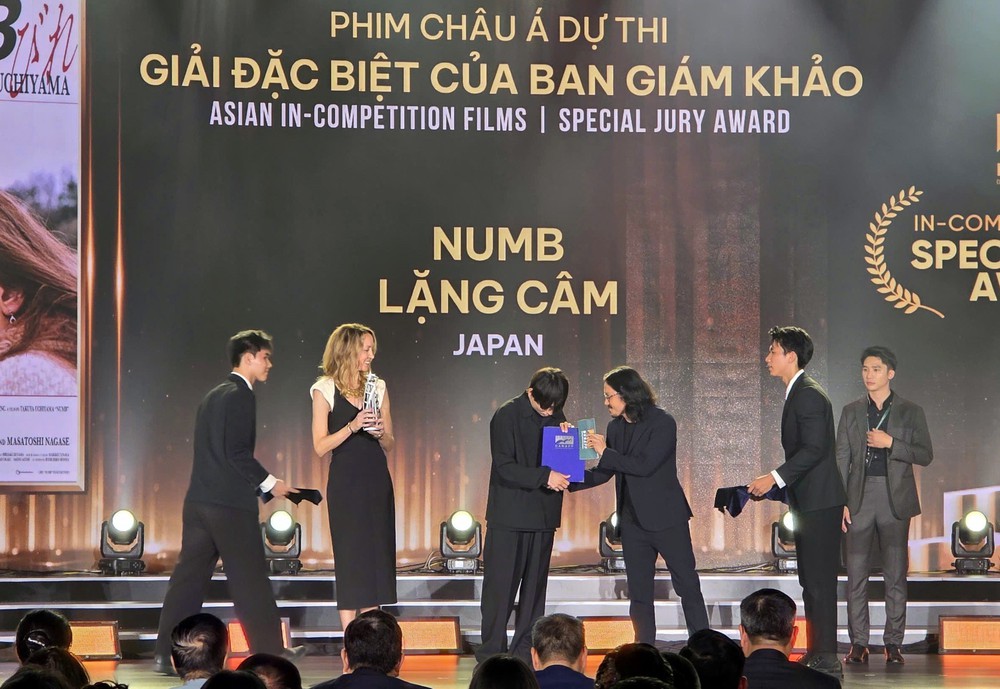 Phó Chủ tịch nước Võ Thị Ánh Xuân dự Bế mạc và trao giải Liên hoan Phim châu Á Đà Nẵng lần thứ IV - Ảnh 5. Phó Chủ tịch nước Võ Thị Ánh Xuân dự Bế mạc và trao giải Liên hoan Phim châu Á Đà Nẵng lần thứ IV - Ảnh 5.