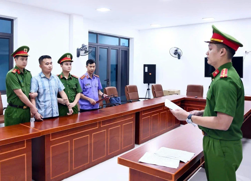 Giữ người khẩn cấp 1 giáo viên Trường THPT Chuyên Tuyên Quang để điều tra liên quan đến điểm kỳ thi tốt nghiệp THPT - Ảnh 1. Giữ người khẩn cấp 1 giáo viên Trường THPT Chuyên Tuyên Quang để điều tra liên quan đến điểm kỳ thi tốt nghiệp THPT - Ảnh 1.