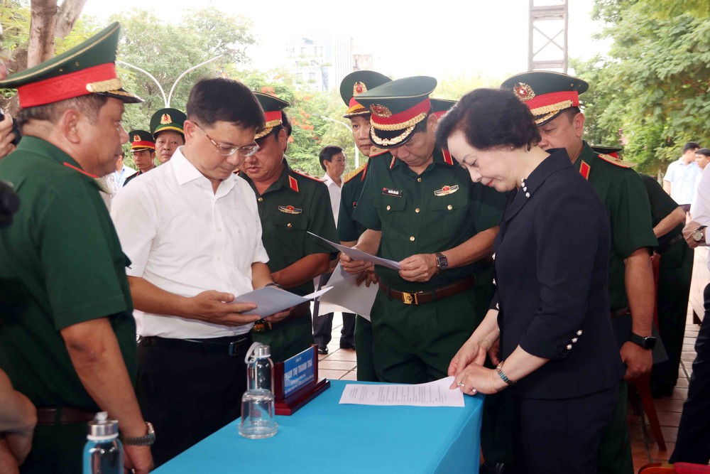 Phó Thủ tướng Phạm Thị Thanh Trà kiểm tra công tác chuẩn bị Lễ triển khai tìm kiếm, quy tập hài cốt liệt sĩ - Ảnh 1. Phó Thủ tướng Phạm Thị Thanh Trà kiểm tra công tác chuẩn bị Lễ triển khai tìm kiếm, quy tập hài cốt liệt sĩ - Ảnh 1.