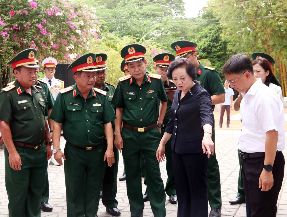 Phó Thủ tướng Phạm Thị Thanh Trà kiểm tra công tác chuẩn bị Lễ triển khai tìm kiếm, quy tập hài cốt liệt sĩ - Ảnh 4. Phó Thủ tướng Phạm Thị Thanh Trà kiểm tra công tác chuẩn bị Lễ triển khai tìm kiếm, quy tập hài cốt liệt sĩ - Ảnh 4.