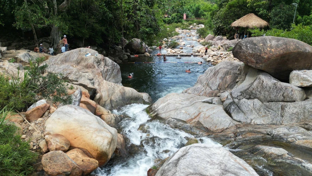 Ngắm vẻ đẹp Hồ Rà Hách-Suối Ruông giữa đại ngàn - Ảnh 2. Ngắm vẻ đẹp Hồ Rà Hách-Suối Ruông giữa đại ngàn - Ảnh 2.