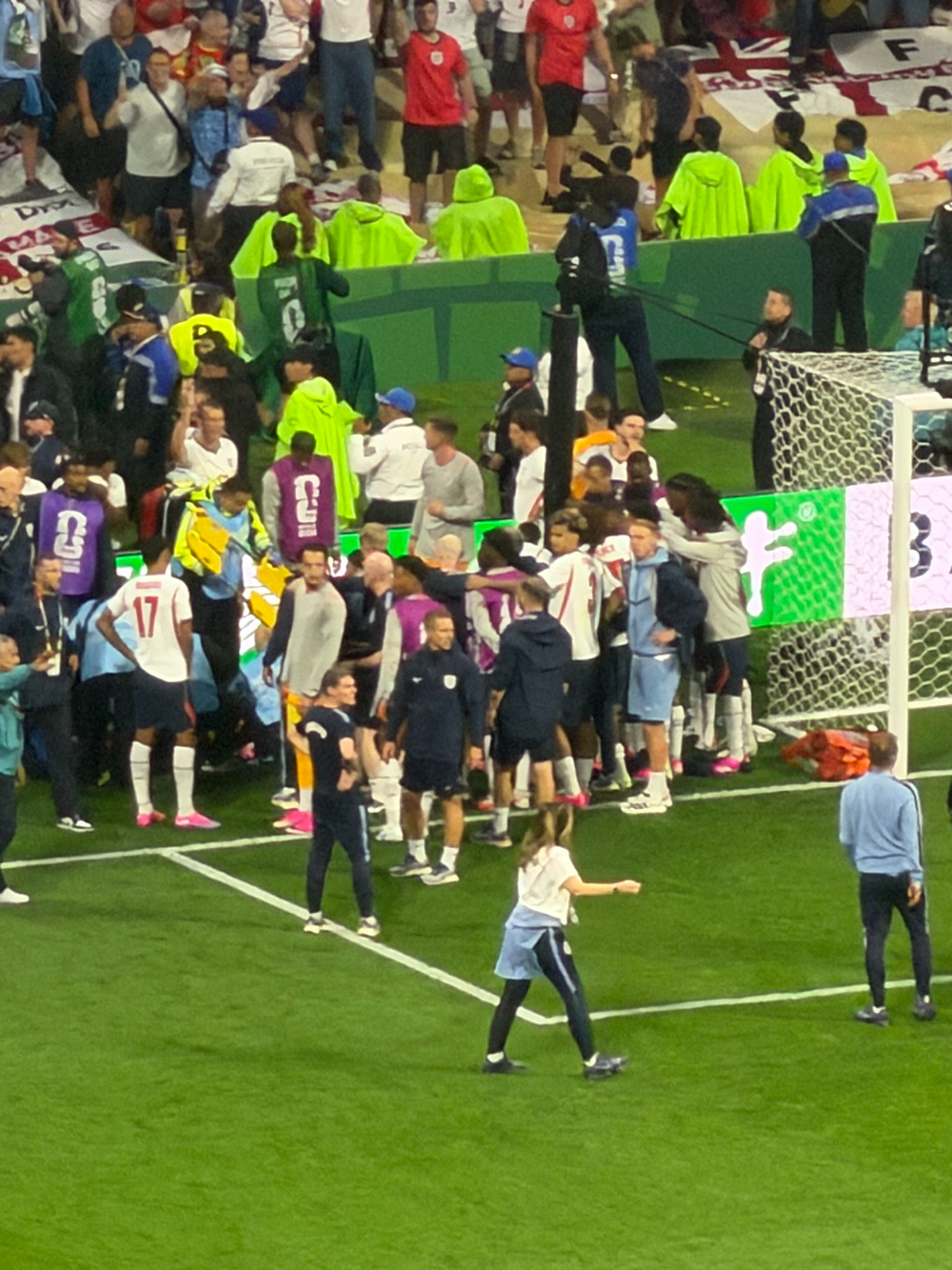 Jordan Henderson của ĐT Anh phải thở oxy, rời sân bằng cáng và nhập viện khẩn cấp do chấn thương hy hữu khi ăn mừng  - Ảnh 3.