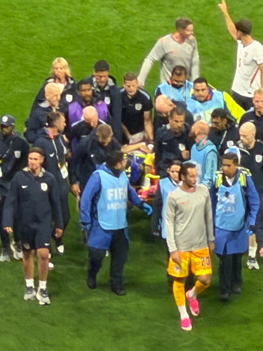 Jordan Henderson của ĐT Anh phải thở oxy, rời sân bằng cáng và nhập viện khẩn cấp do chấn thương hy hữu khi ăn mừng  - Ảnh 4.