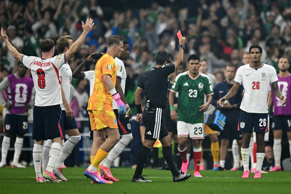 Luật thẻ đỏ World Cup 2026: Lý do sao tuyển Anh bị đuổi khỏi sân trong trận đấu với Mexico - Ảnh 2. Luật thẻ đỏ World Cup 2026: Lý do sao tuyển Anh bị đuổi khỏi sân trong trận đấu với Mexico - Ảnh 2.