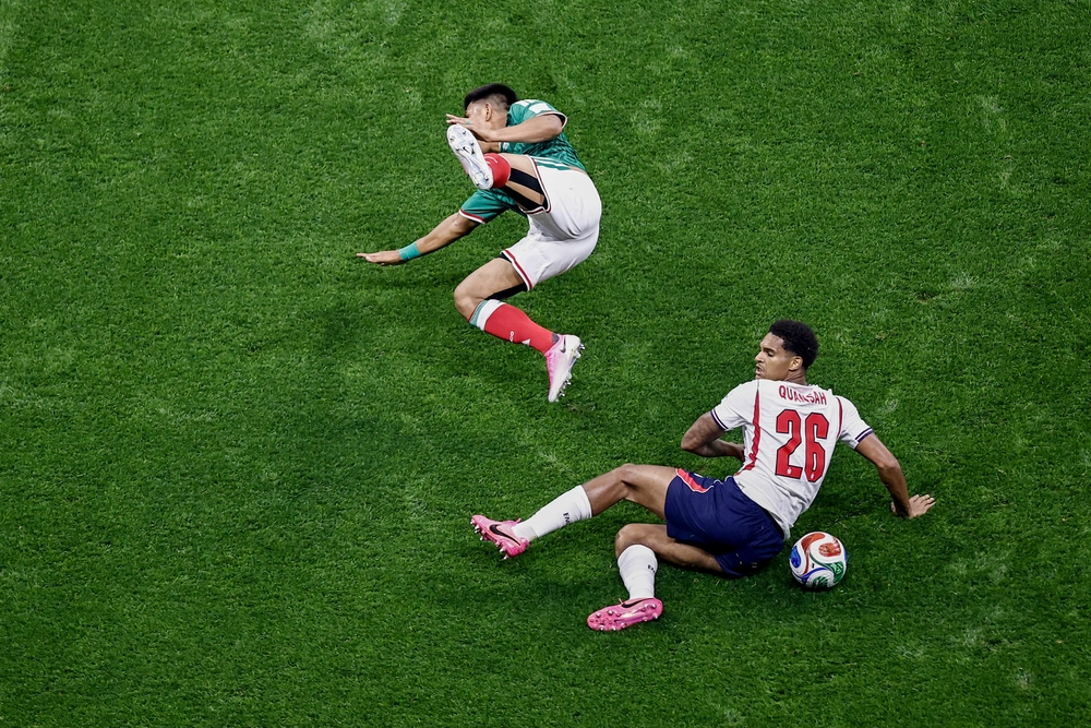 Luật thẻ đỏ World Cup 2026: Lý do sao tuyển Anh bị đuổi khỏi sân trong trận đấu với Mexico - Ảnh 1. Luật thẻ đỏ World Cup 2026: Lý do sao tuyển Anh bị đuổi khỏi sân trong trận đấu với Mexico - Ảnh 1.