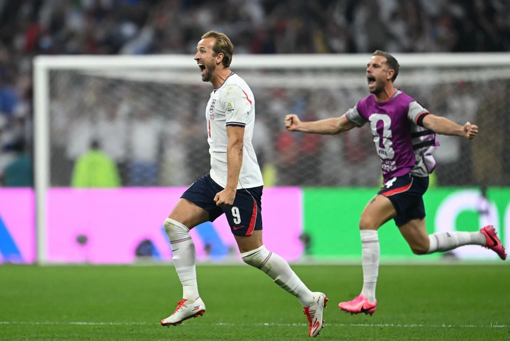 Harry Kane mất giọng, Henderson vấp vào biển quảng cáo phải chăm sóc y tế vì ăn mừng quá cuồng nhiệt sau chiến thắng của ĐT Anh - Ảnh 1. Harry Kane mất giọng, Henderson vấp vào biển quảng cáo phải chăm sóc y tế vì ăn mừng quá cuồng nhiệt sau chiến thắng của ĐT Anh - Ảnh 1.