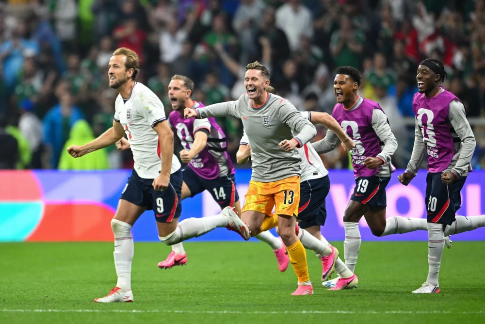 Harry Kane mất giọng, Henderson vấp vào biển quảng cáo phải chăm sóc y tế vì ăn mừng quá cuồng nhiệt sau chiến thắng của ĐT Anh - Ảnh 3. Harry Kane mất giọng, Henderson vấp vào biển quảng cáo phải chăm sóc y tế vì ăn mừng quá cuồng nhiệt sau chiến thắng của ĐT Anh - Ảnh 3.