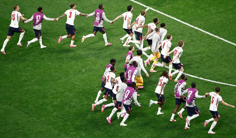 Harry Kane mất giọng, Henderson vấp vào biển quảng cáo phải chăm sóc y tế vì ăn mừng quá cuồng nhiệt sau chiến thắng của ĐT Anh - Ảnh 4. Harry Kane mất giọng, Henderson vấp vào biển quảng cáo phải chăm sóc y tế vì ăn mừng quá cuồng nhiệt sau chiến thắng của ĐT Anh - Ảnh 4.
