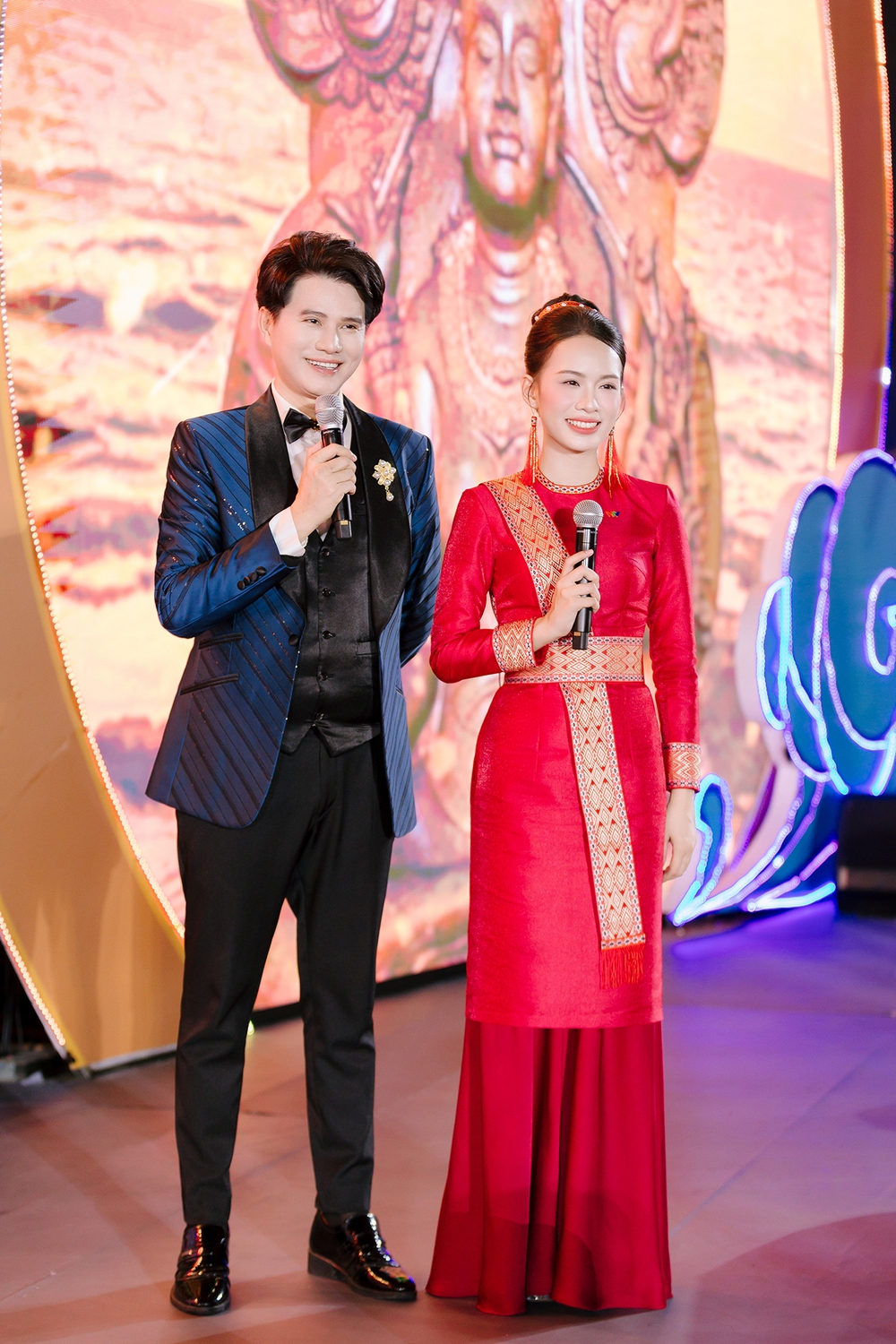 Vũ Mạnh Cường dẫn dắt chương trình kỷ niệm 50 thành phố mang tên Bác - Ảnh 4. Vũ Mạnh Cường dẫn dắt chương trình kỷ niệm 50 thành phố mang tên Bác - Ảnh 4.