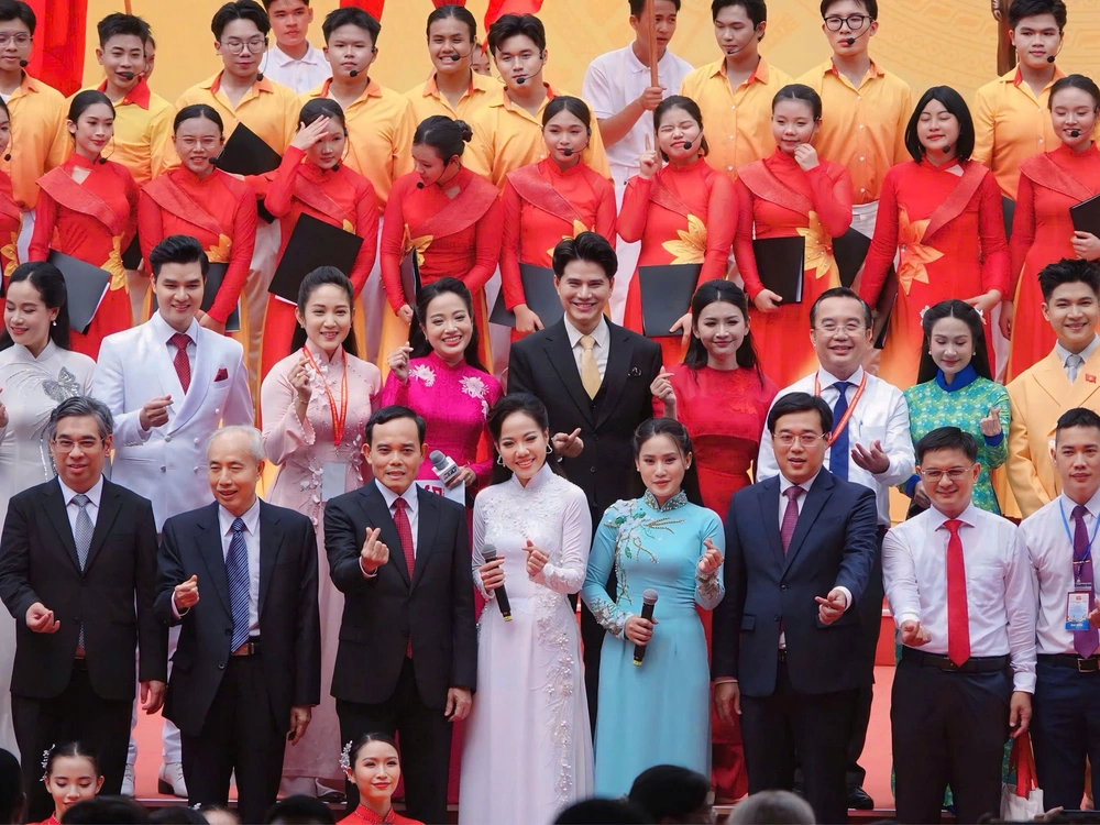 Vũ Mạnh Cường dẫn dắt chương trình kỷ niệm 50 thành phố mang tên Bác - Ảnh 3. Vũ Mạnh Cường dẫn dắt chương trình kỷ niệm 50 thành phố mang tên Bác - Ảnh 3.