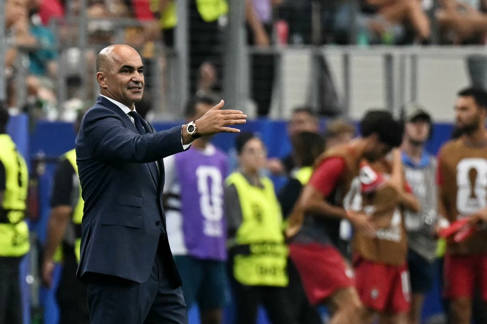 HLV Roberto Martinez chính thức nói lời chia tay đội tuyển Bồ Đào Nha ngay sau thất bại 0-1 trước Tây Ban Nha ở vòng 1/8 World Cup 2026. Ảnh: AFP HLV Roberto Martinez chính thức nói lời chia tay đội tuyển Bồ Đào Nha ngay sau thất bại 0-1 trước Tây Ban Nha ở vòng 1/8 World Cup 2026. Ảnh: AFP