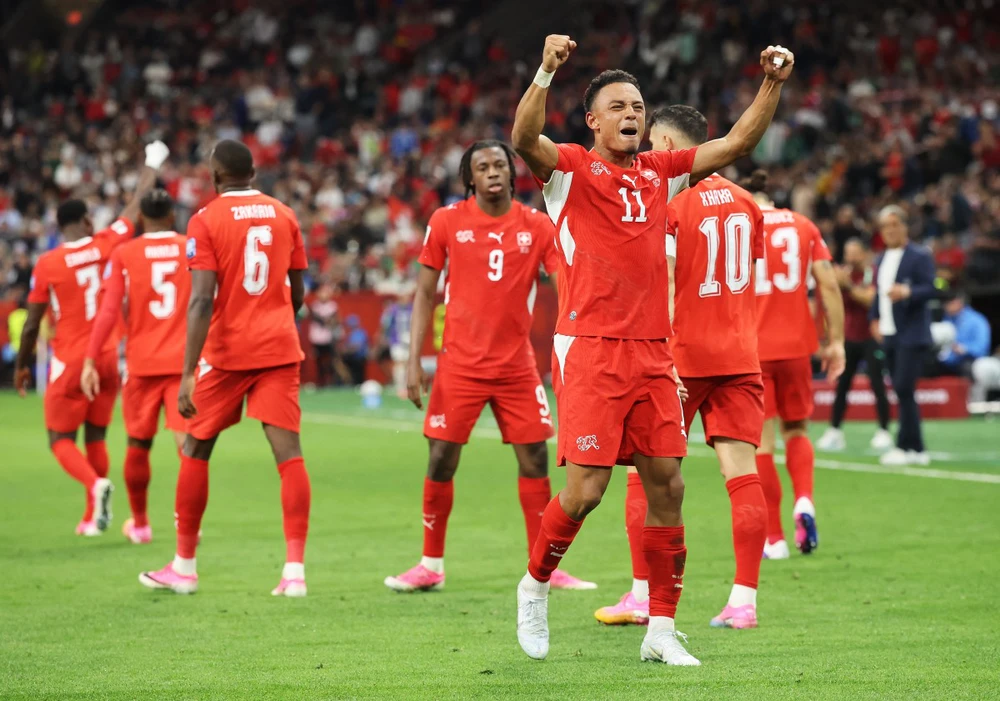 Đội hình dự kiến Thụy Sĩ vs Colombia (vòng 1/8 World Cup 2026): Colombia mất Cordoba, Manzambi tiếp tục tỏa sáng? - Ảnh 2. Đội hình dự kiến Thụy Sĩ vs Colombia (vòng 1/8 World Cup 2026): Colombia mất Cordoba, Manzambi tiếp tục tỏa sáng? - Ảnh 2.