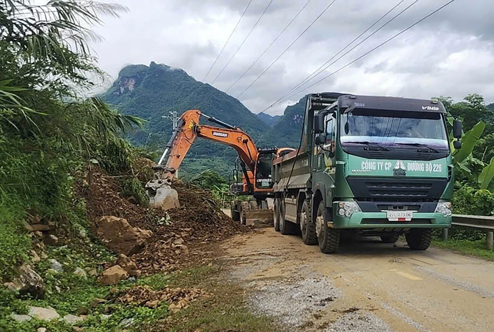 Mưa lớn gây nhiều điểm sạt lở, chia cắt giao thông tại Điện Biên - Ảnh 10. Mưa lớn gây nhiều điểm sạt lở, chia cắt giao thông tại Điện Biên - Ảnh 10.