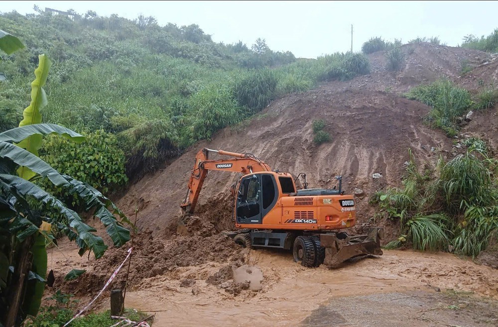 Mưa lớn gây nhiều điểm sạt lở, chia cắt giao thông tại Điện Biên - Ảnh 4. Mưa lớn gây nhiều điểm sạt lở, chia cắt giao thông tại Điện Biên - Ảnh 4.