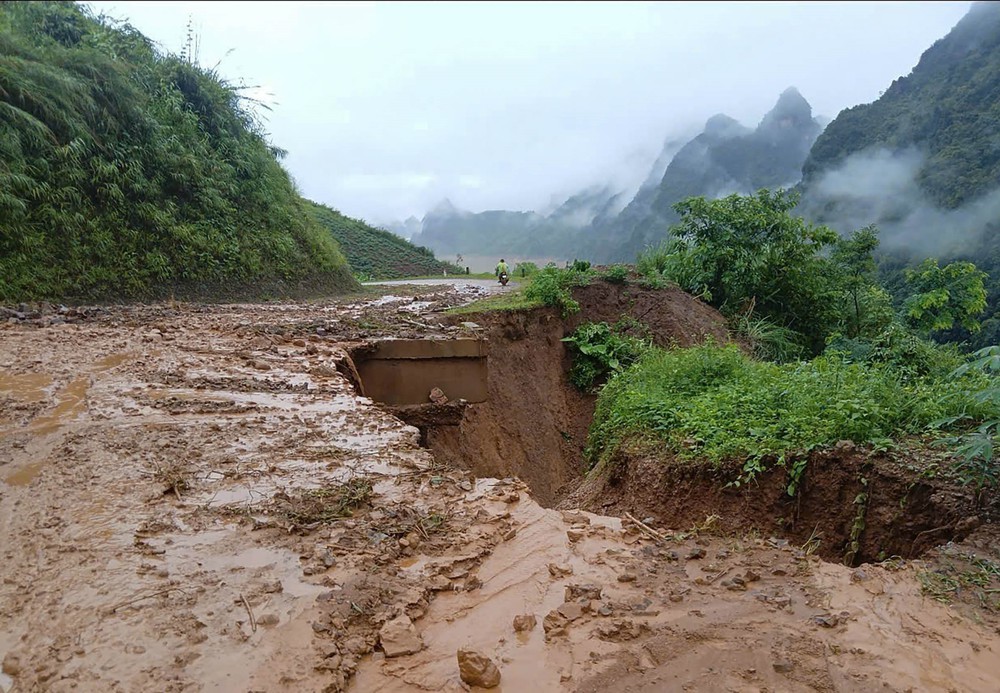Mưa lớn gây nhiều điểm sạt lở, chia cắt giao thông tại Điện Biên - Ảnh 2. Mưa lớn gây nhiều điểm sạt lở, chia cắt giao thông tại Điện Biên - Ảnh 2.