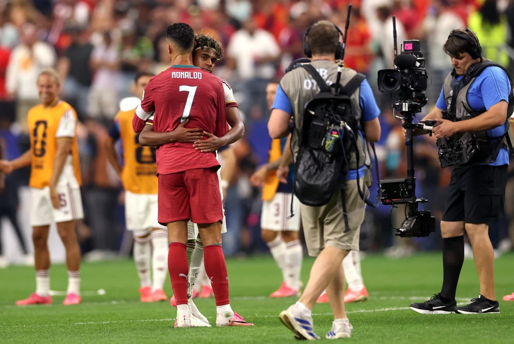 Hình ảnh Yamal an ủi "ông chú" Ronaldo gây sốt cộng đồng mạng - Ảnh 1. Hình ảnh Yamal an ủi "ông chú" Ronaldo gây sốt cộng đồng mạng - Ảnh 1.