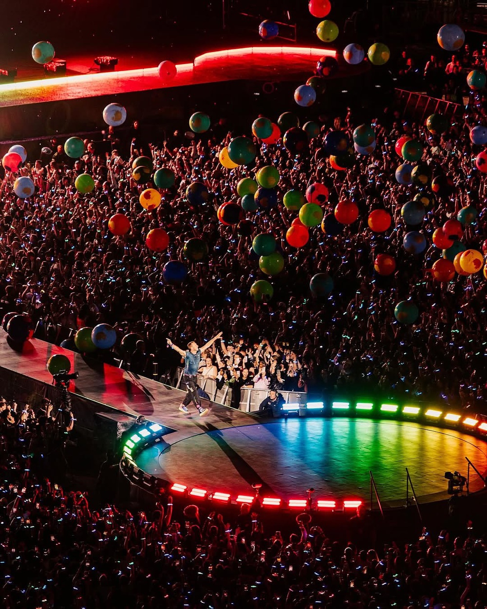 Chris Martin - người kiến tạo màn biểu diễn "đỉnh" nhất World Cup - Ảnh 2. Chris Martin - người kiến tạo màn biểu diễn "đỉnh" nhất World Cup - Ảnh 2.