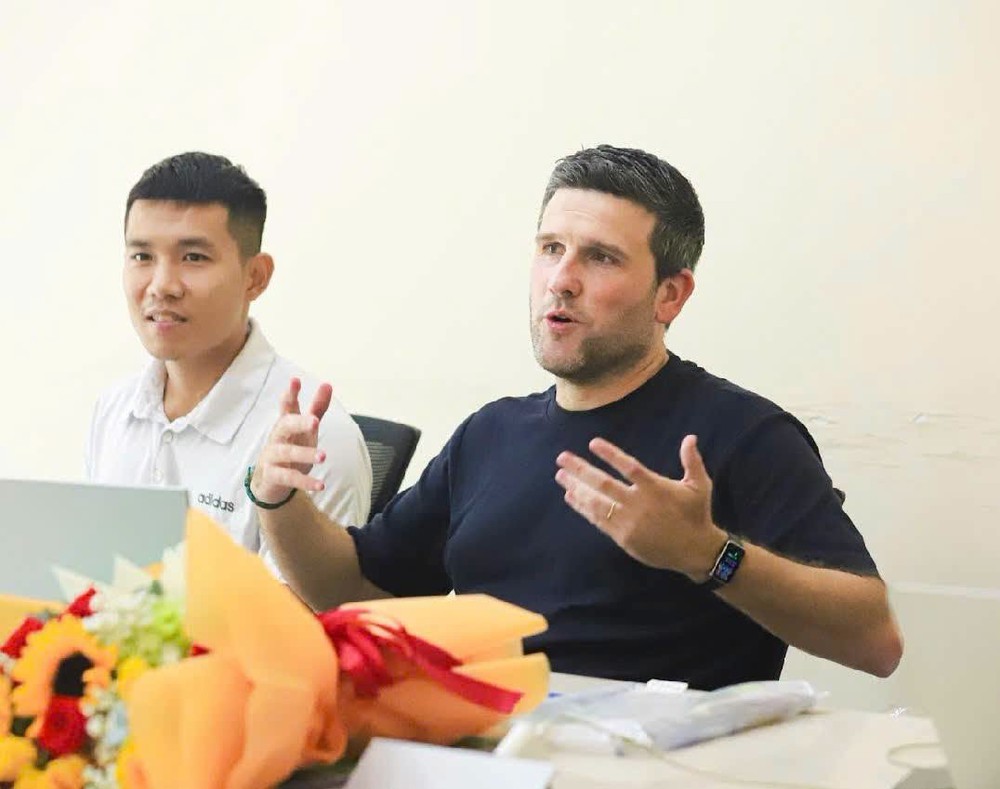 HLV Gerard Albadalejo chia sẻ triết lý và mục tiêu với cầu thủ Becamex TPHCM - Ảnh 1. HLV Gerard Albadalejo chia sẻ triết lý và mục tiêu với cầu thủ Becamex TPHCM - Ảnh 1.