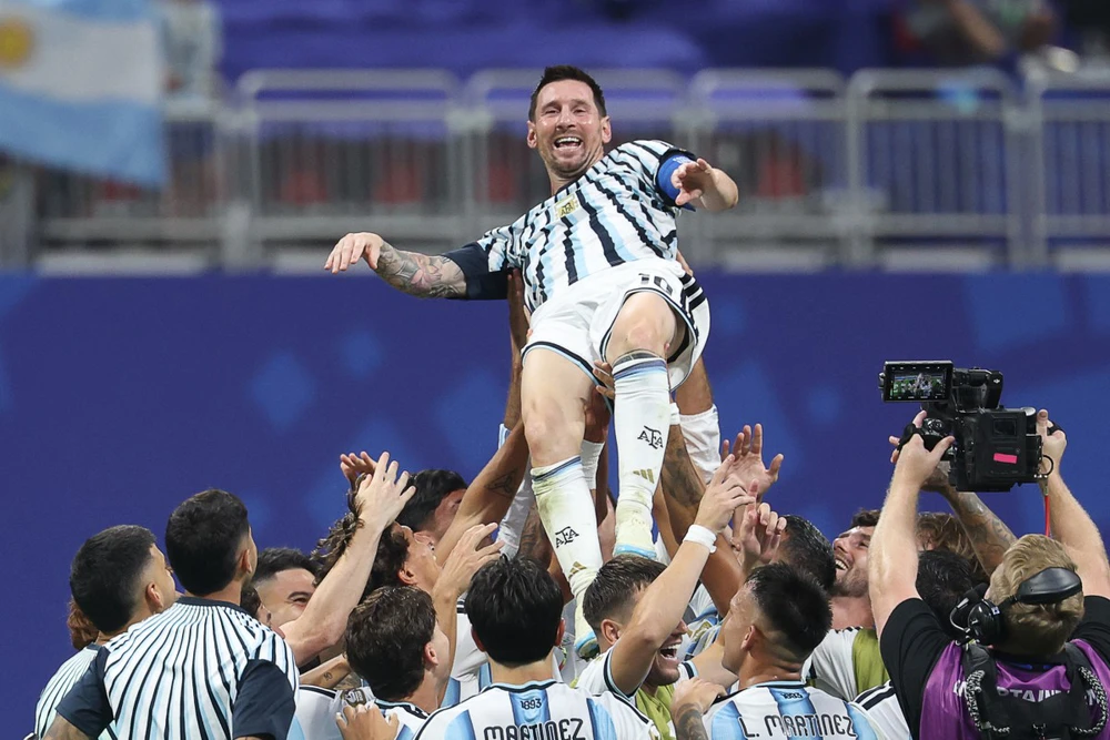 Messi thiết lập hàng loạt cột mốc lịch sử sau màn ngược dòng kỳ vĩ của Argentina - Ảnh 4. Messi