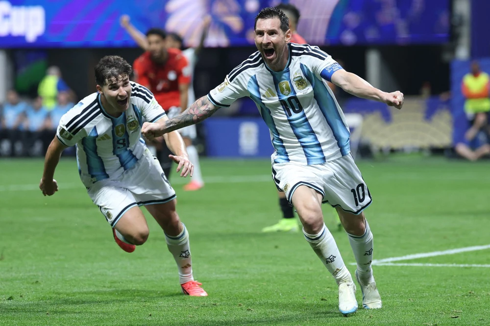 Messi thiết lập hàng loạt cột mốc lịch sử sau màn ngược dòng kỳ vĩ của Argentina - Ảnh 1. Messi