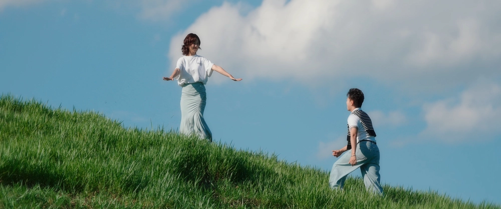 Hoàng Hà Cương làm mới bản hit của Nguyên Hà "Nhắm mắt thấy mùa hè" - Ảnh 3. Hoàng Hà Cương làm mới bản hit của Nguyên Hà "Nhắm mắt thấy mùa hè" - Ảnh 3.