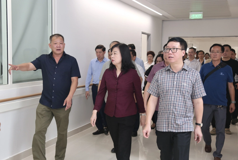 Bộ trưởng Bộ Y tế kiểm tra công tác chuẩn bị trước ngày khai trương Bệnh viện Hữu nghị Việt Đức cơ sở Ninh Bình - Ảnh 1. Bộ trưởng Bộ Y tế kiểm tra công tác chuẩn bị trước ngày khai trương Bệnh viện Hữu nghị Việt Đức cơ sở Ninh Bình - Ảnh 1.