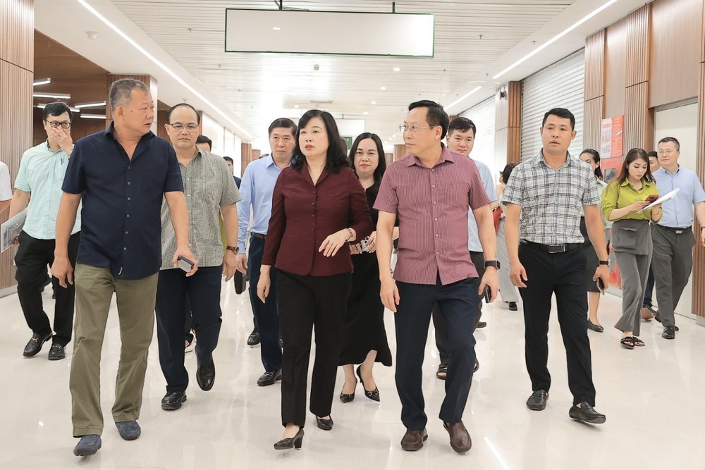 Bộ trưởng Y tế kiểm tra việc chuẩn bị khai trương Bệnh viện Việt Đức cơ sở Ninh Bình - Ảnh 1. Bộ trưởng Y tế kiểm tra việc chuẩn bị khai trương Bệnh viện Việt Đức cơ sở Ninh Bình - Ảnh 1.