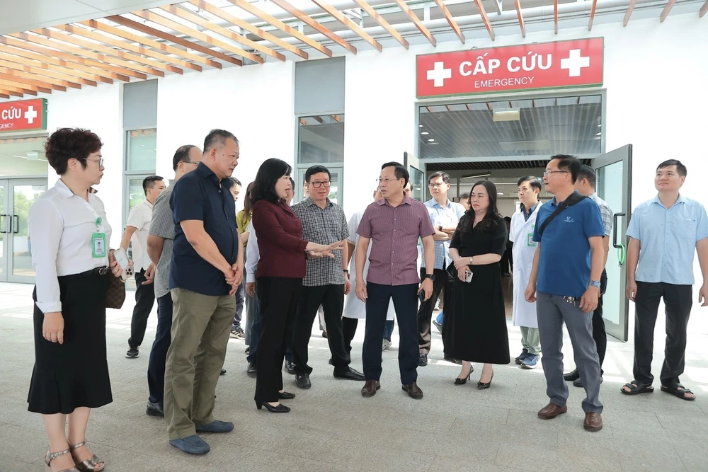 Bộ trưởng Y tế kiểm tra việc chuẩn bị khai trương Bệnh viện Việt Đức cơ sở Ninh Bình - Ảnh 9. Bộ trưởng Y tế kiểm tra việc chuẩn bị khai trương Bệnh viện Việt Đức cơ sở Ninh Bình - Ảnh 9.