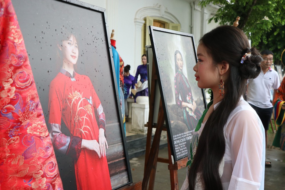 Khai mạc Trưng bày, trình diễn “Tri thức may, mặc áo dài Huế” - Ảnh 4. Khai mạc Trưng bày, trình diễn “Tri thức may, mặc áo dài Huế” - Ảnh 4.