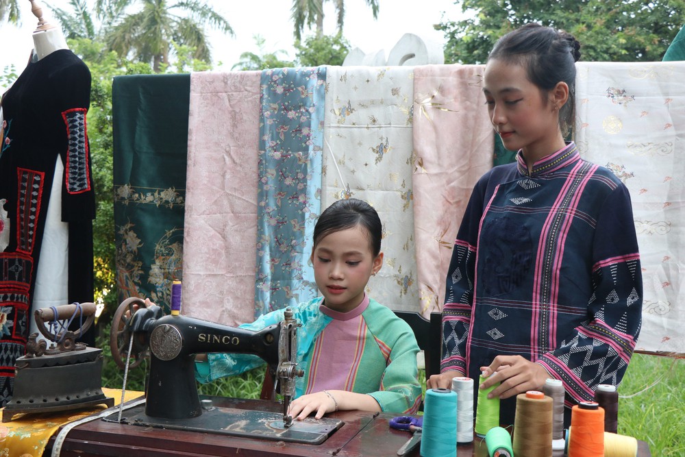 Khai mạc Trưng bày, trình diễn “Tri thức may, mặc áo dài Huế” - Ảnh 6. Khai mạc Trưng bày, trình diễn “Tri thức may, mặc áo dài Huế” - Ảnh 6.