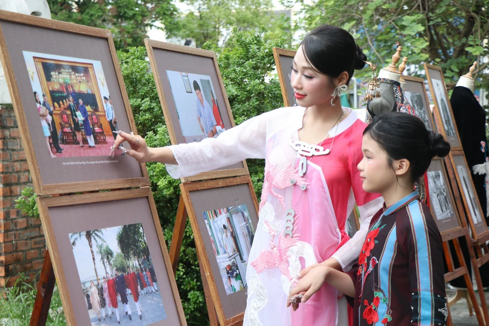 Khai mạc Trưng bày, trình diễn “Tri thức may, mặc áo dài Huế” - Ảnh 5. Khai mạc Trưng bày, trình diễn “Tri thức may, mặc áo dài Huế” - Ảnh 5.