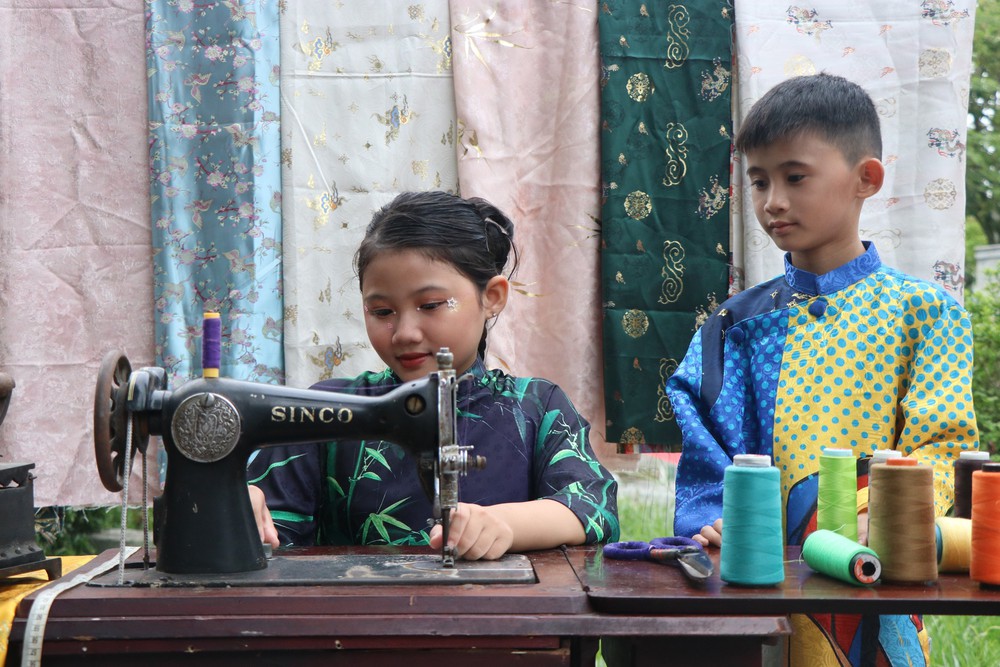 Khai mạc Trưng bày, trình diễn “Tri thức may, mặc áo dài Huế” - Ảnh 3. Khai mạc Trưng bày, trình diễn “Tri thức may, mặc áo dài Huế” - Ảnh 3.