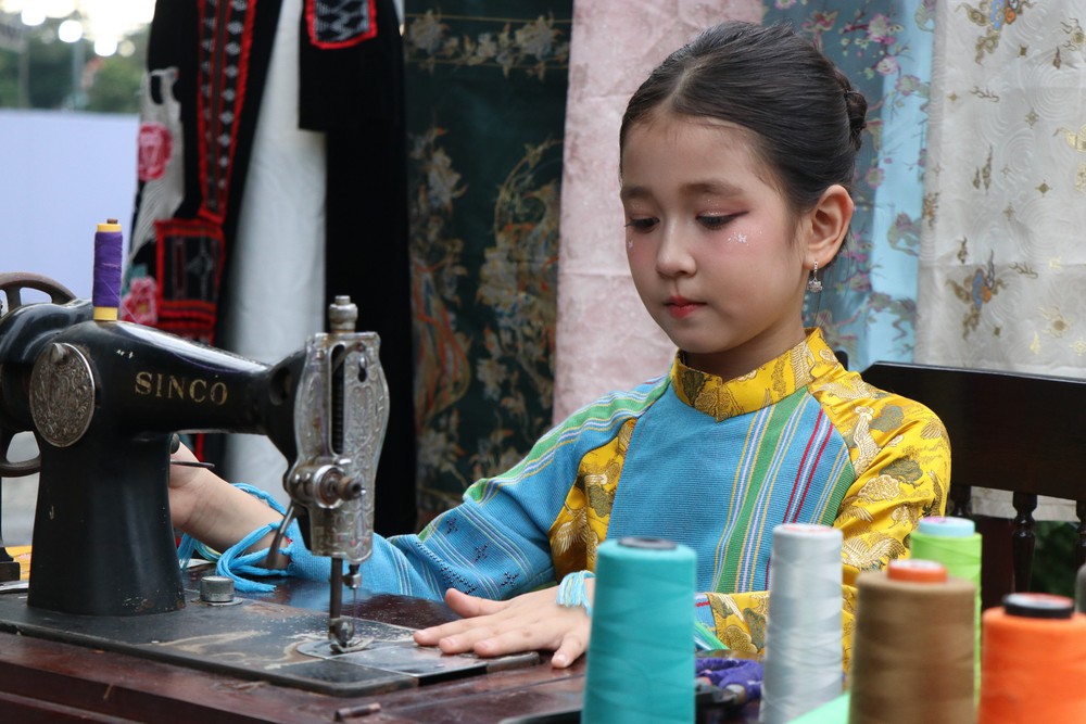 Khai mạc Trưng bày, trình diễn “Tri thức may, mặc áo dài Huế” - Ảnh 1. Khai mạc Trưng bày, trình diễn “Tri thức may, mặc áo dài Huế” - Ảnh 1.