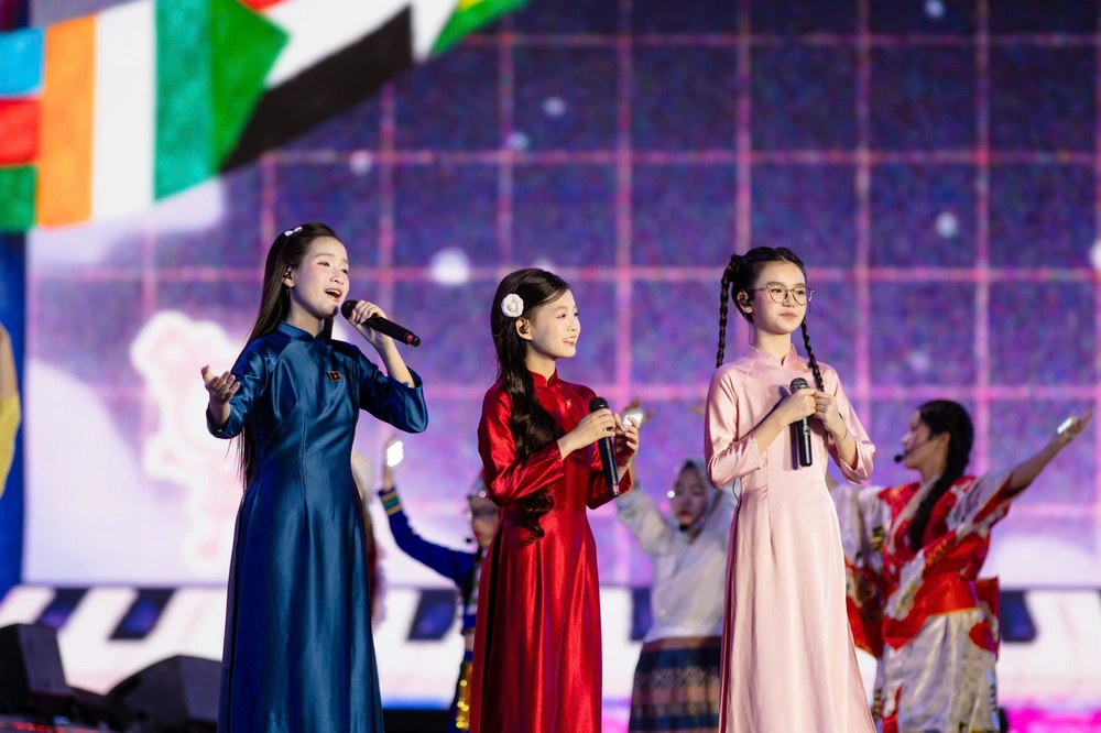 Ca sĩ nhí Kim Cương ghi dấu ấn tại Lễ hội Vì Hòa bình 2026 với ba màn trình diễn - Ảnh 2.