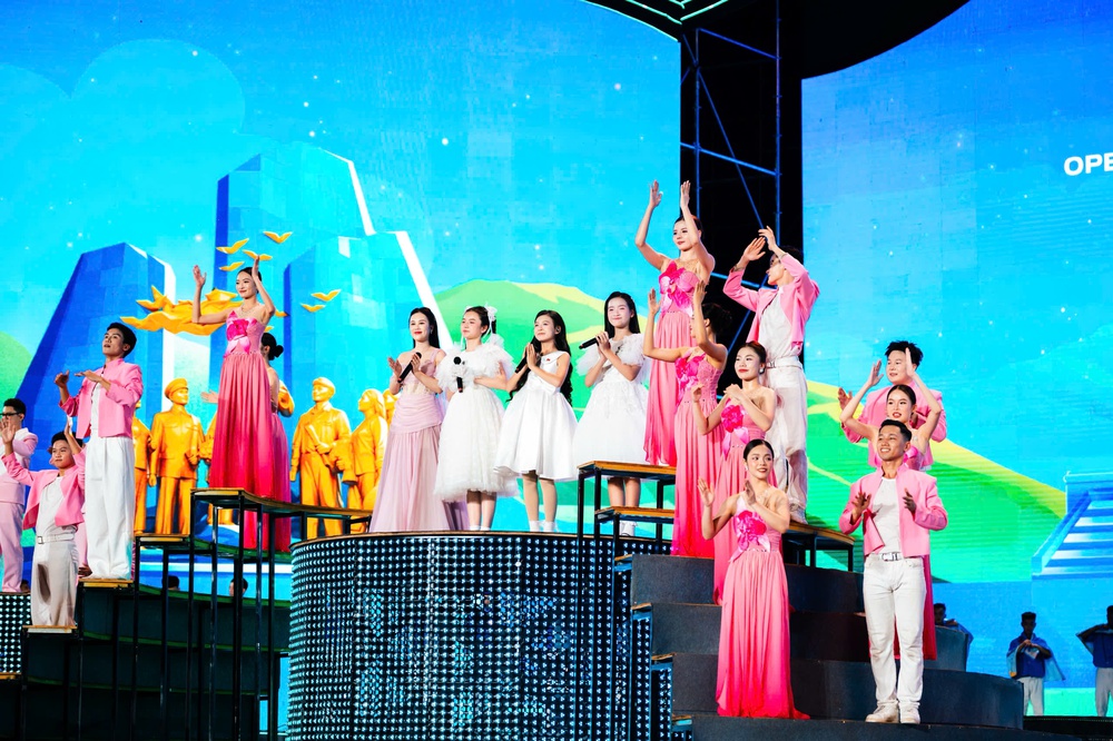 Ca sĩ nhí Kim Cương ghi dấu ấn tại Lễ hội Vì Hòa bình 2026 với ba màn trình diễn - Ảnh 4.
