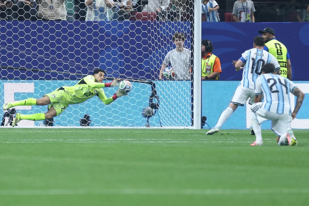 Vì sao Messi thường xuyên sút hỏng 11m? - Ảnh 1.