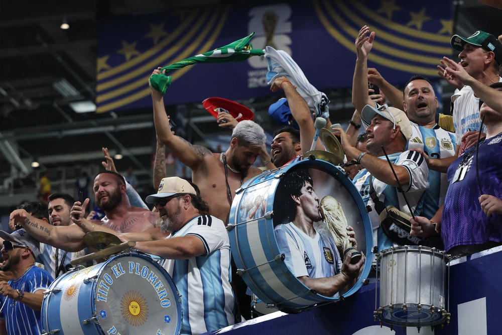 Cầu thủ Argentina ăn mừng đầy khiêu khích, hâm nóng khả năng đại chiến tuyển Anh tại bán kết World Cup 2026 - Ảnh 3.
